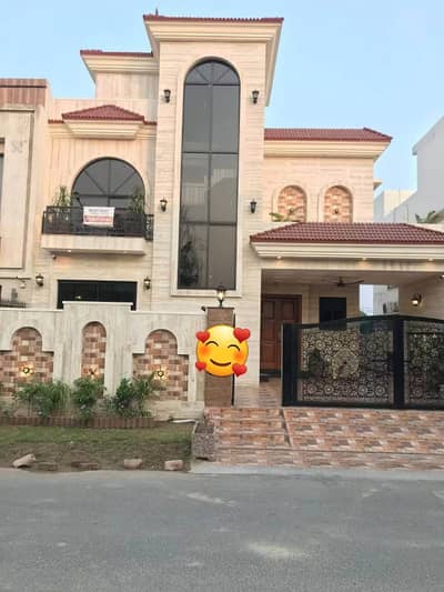 10 Marla Luxury Triple Storey House for Rent
