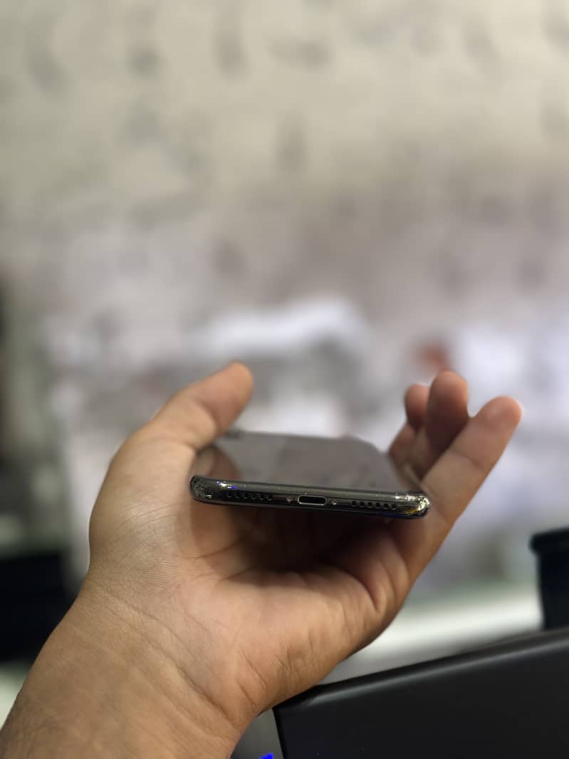 Apple iPhone X 4