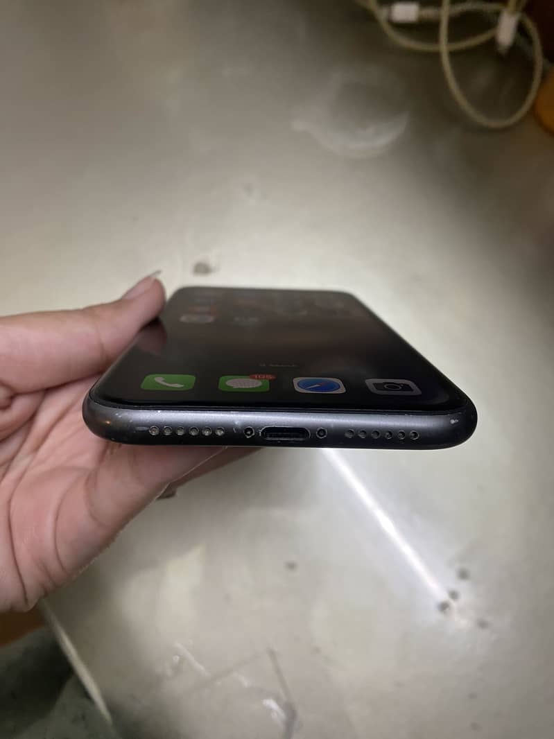 Apple iPhone 11 4