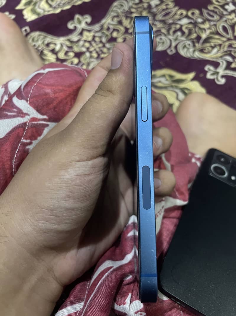 Apple iPhone 13 8