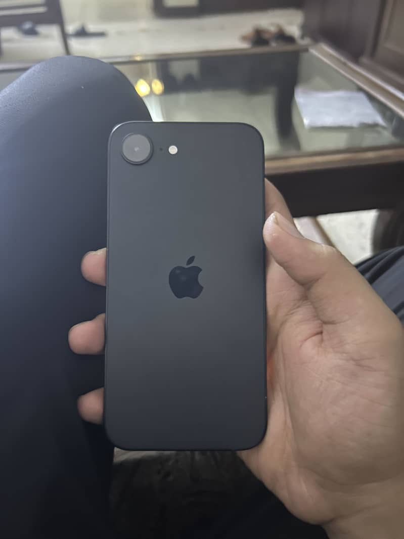 Apple iPhone 16e 0