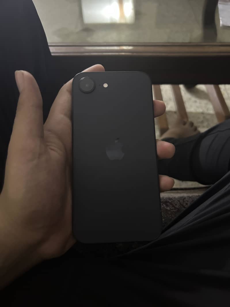 Apple iPhone 16e 1