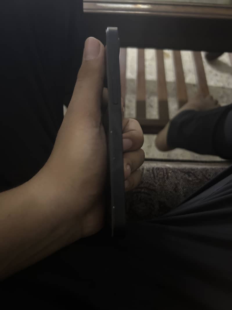 Apple iPhone 16e 3