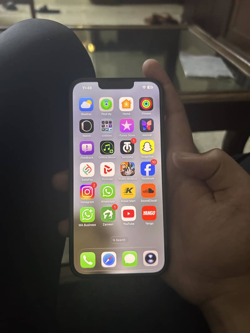 Apple iPhone 16e 4
