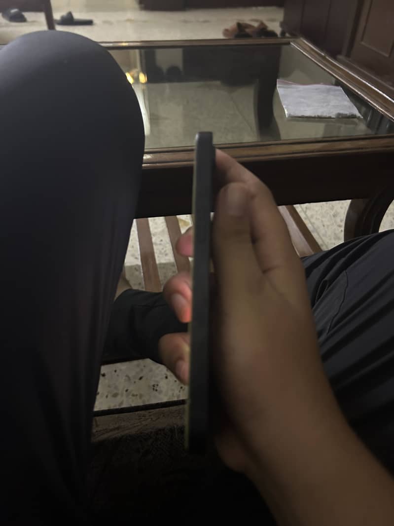 Apple iPhone 16e 6