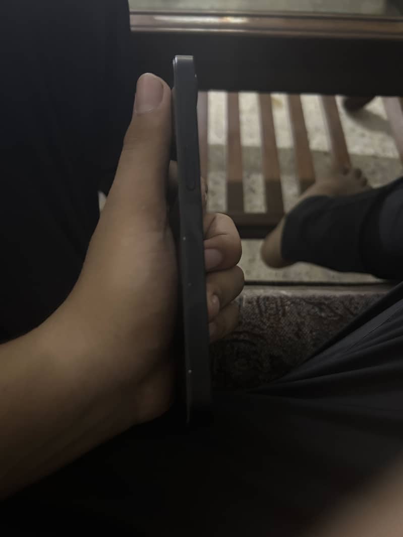 Apple iPhone 16e 7