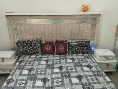 Bedroom set 4 Pieces 1 year Used