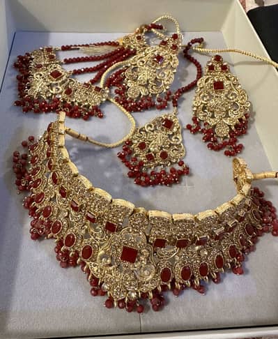 Elegant Bridal Jewellery Set with Ruby red stones