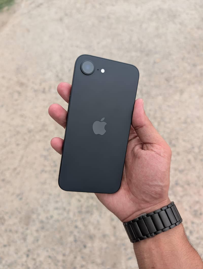Apple iPhone 16e 0
