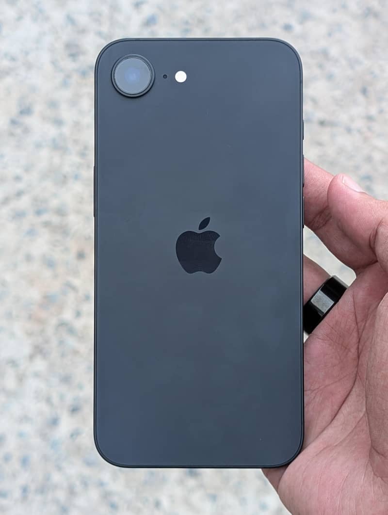 Apple iPhone 16e 1
