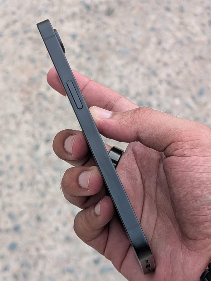 Apple iPhone 16e 3