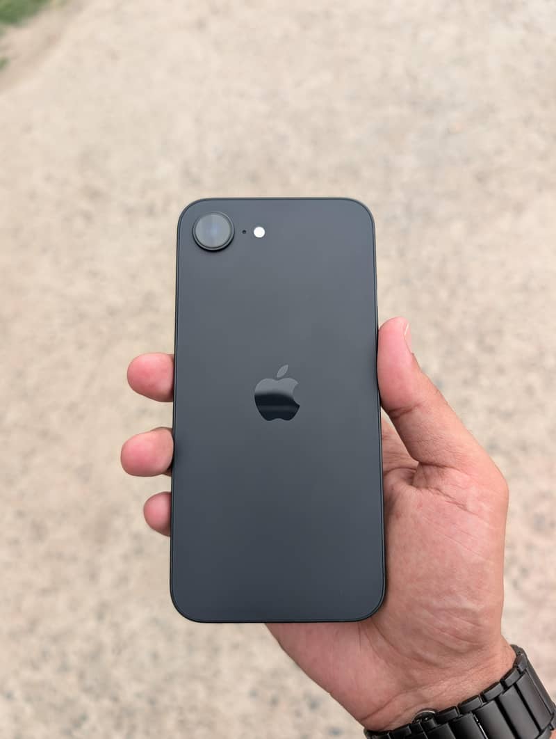 Apple iPhone 16e 4