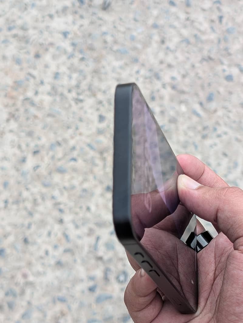 Apple iPhone 16e 5