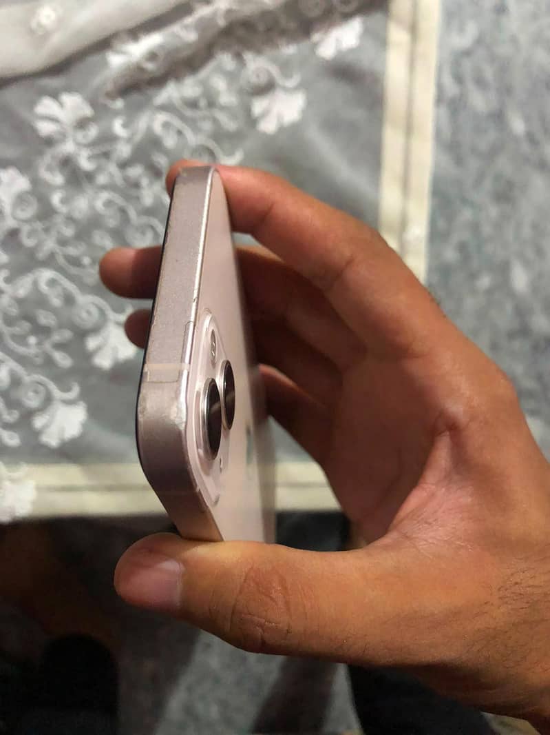 Apple iPhone 13 8