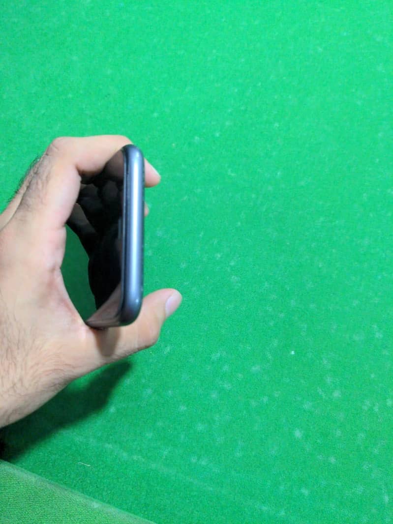 Apple iPhone 11 4