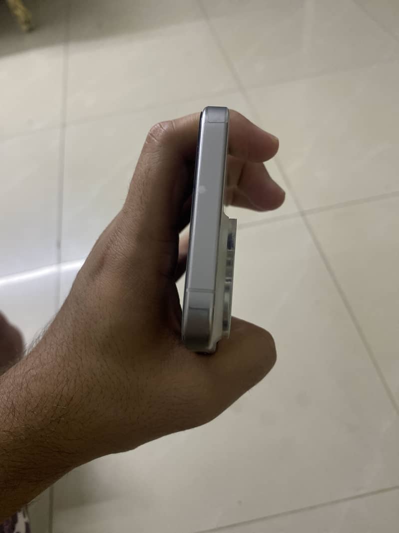 iPhone 15 pro max white titanium 4