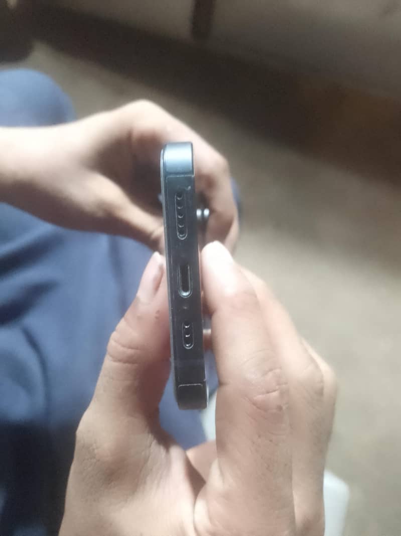 Apple iPhone 13 8