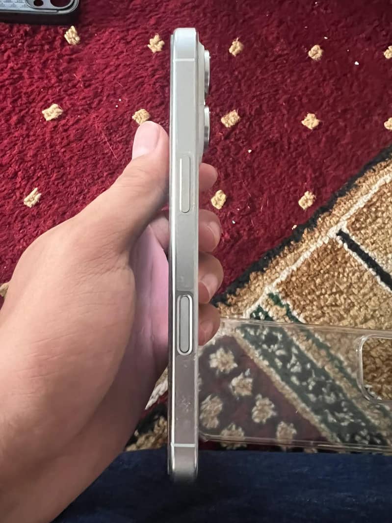 Apple iPhone 16 Pro 1