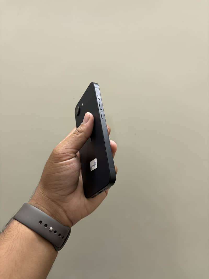 Apple iPhone 16e 1