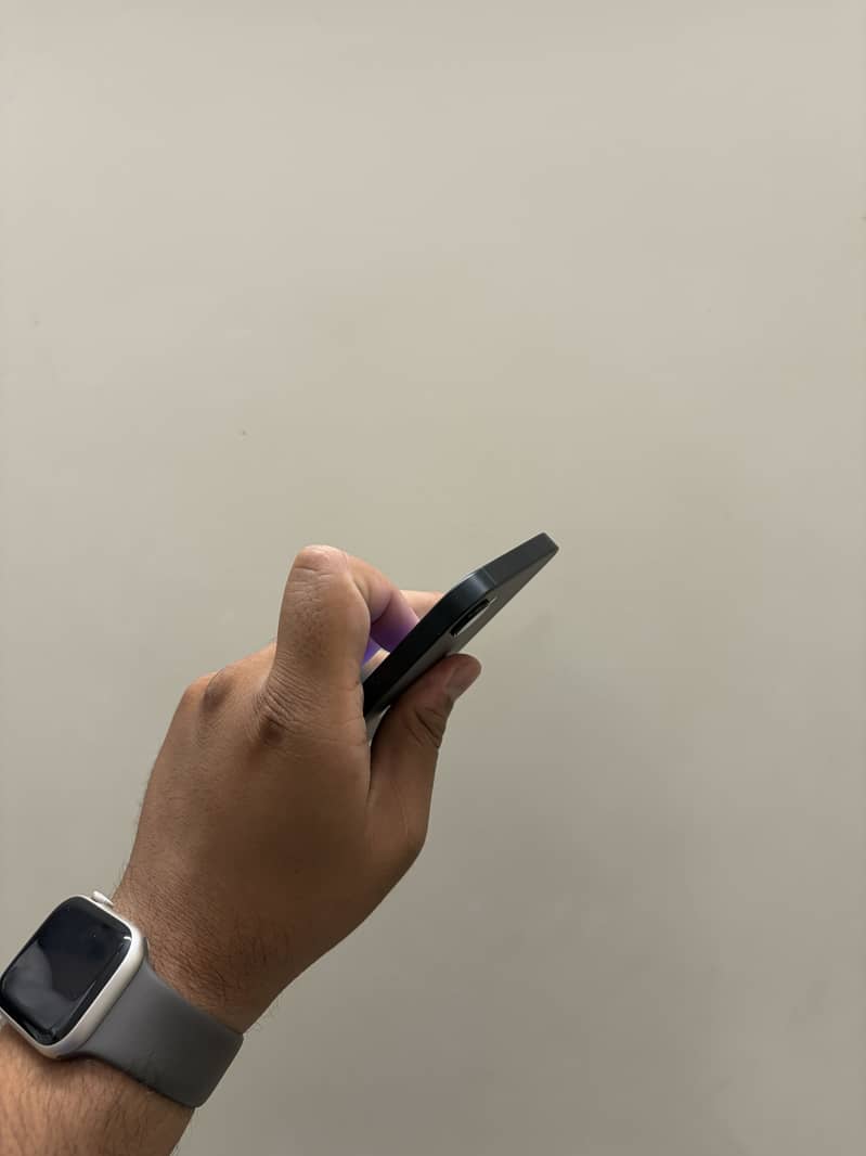 Apple iPhone 16e 2