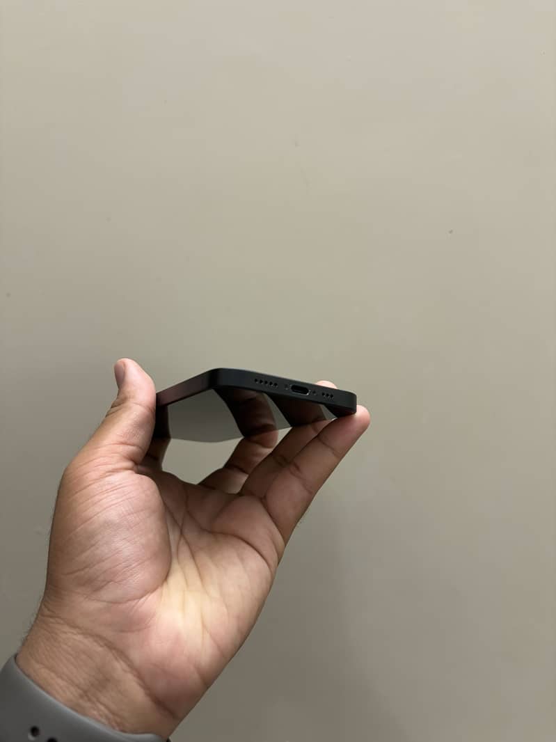 Apple iPhone 16e 3