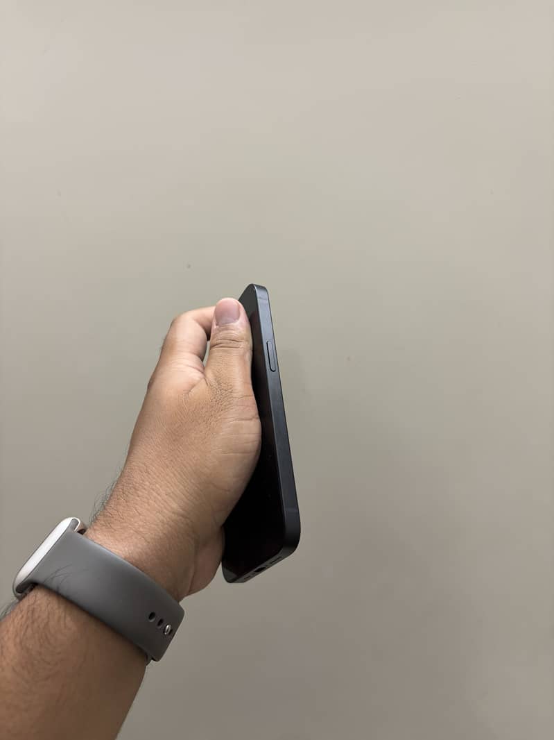 Apple iPhone 16e 4