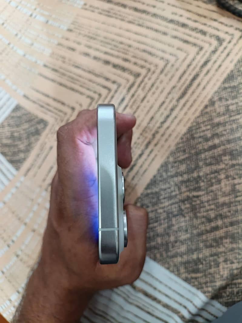 iPhone 15 Pro 4