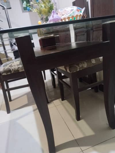 Dinning table 6 seater/ smart design/excellent condition