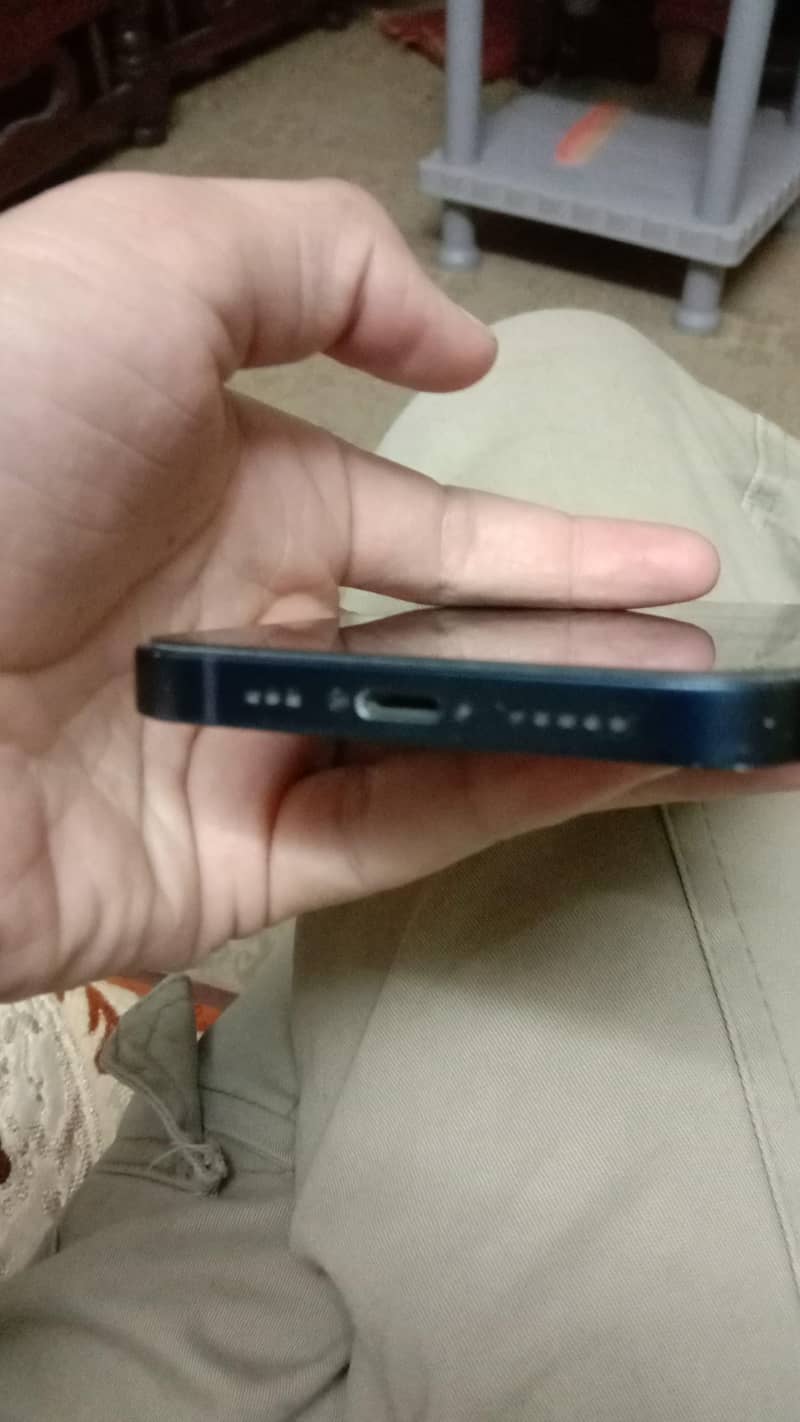 Apple iPhone 12 4