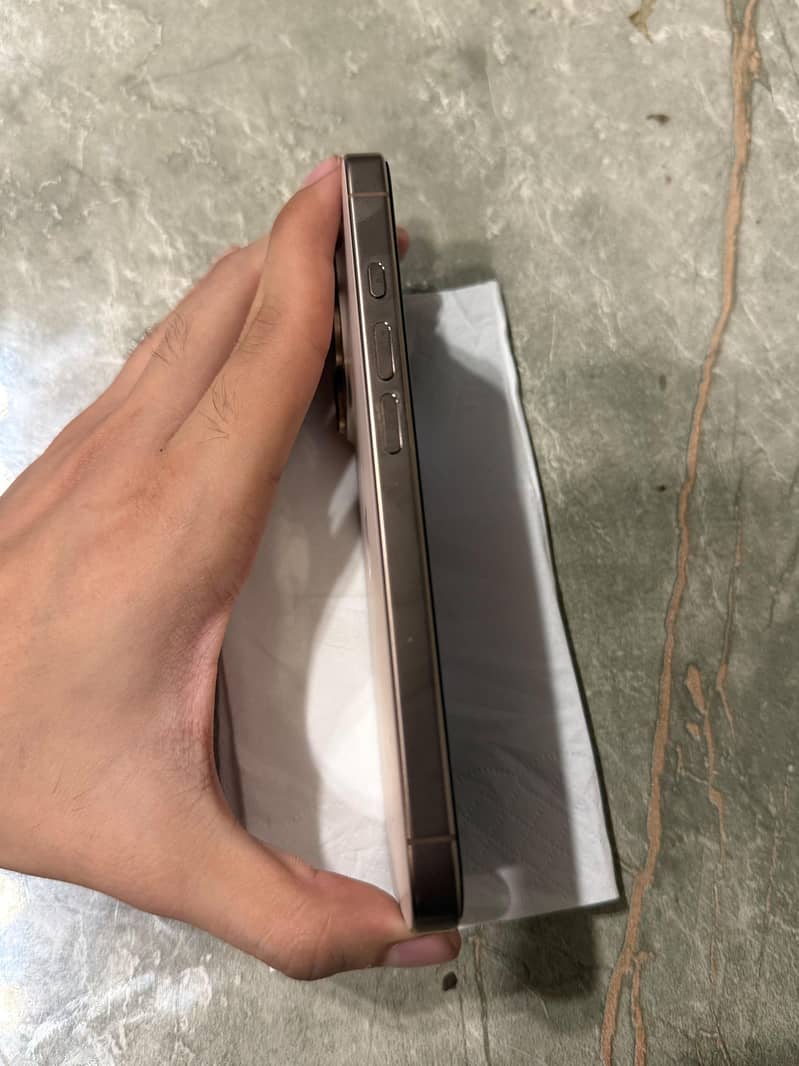 Apple iPhone 16 Pro 3