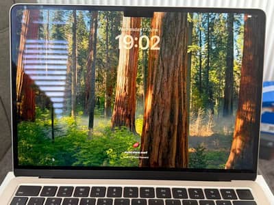 Mac book Air 2025 model M4 processor 13.6 Almost new