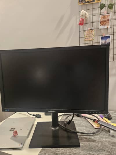 Samsung 24" Full HD LED Monitor (S24E450BL) - Excellent Condition