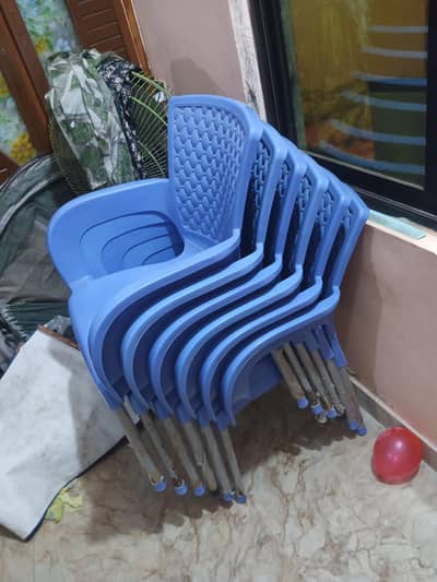6 Super Master Steel Leg Chairs aur 1 Plastic Folding Table