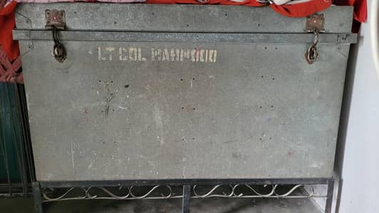 metal paiti with stand | Heavy iron | 10 by 10 condition