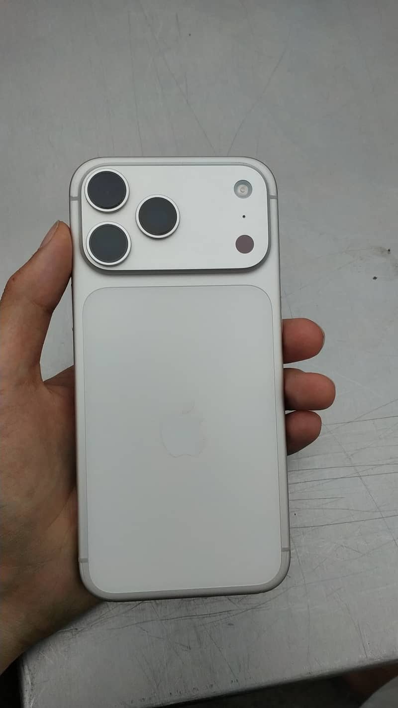 Apple iPhone 17 Pro Max 4