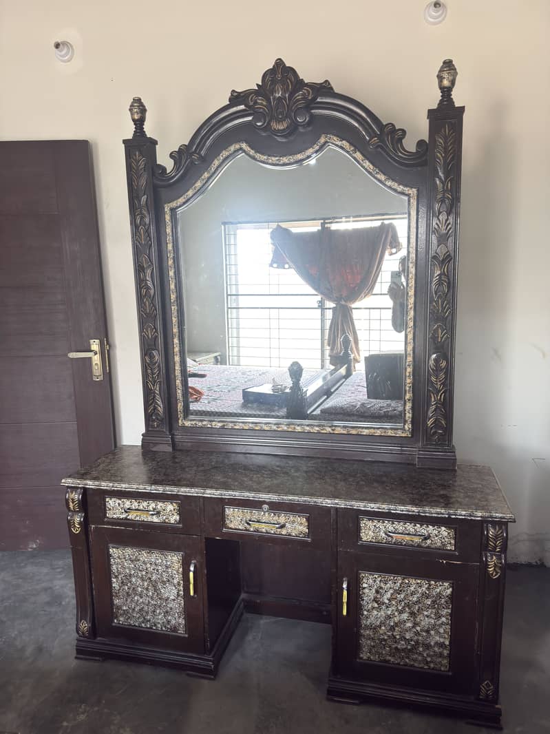 Dressing table 0