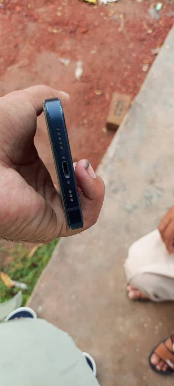 Apple iPhone 12 6