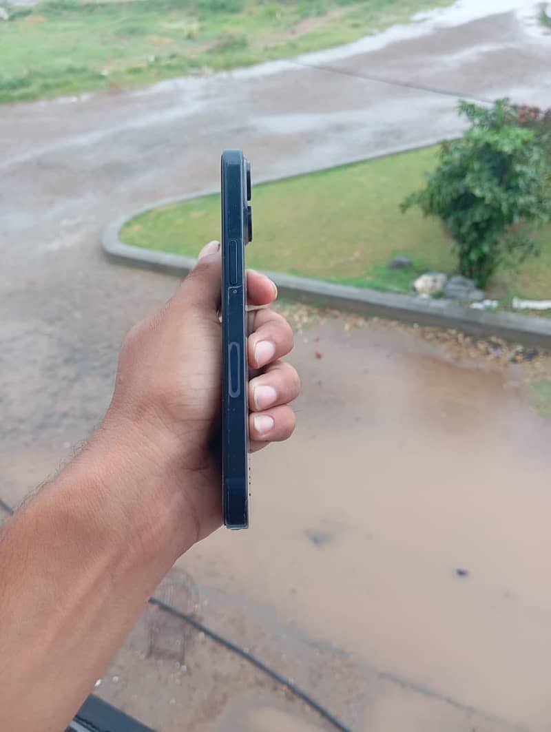 Apple iPhone 13 2