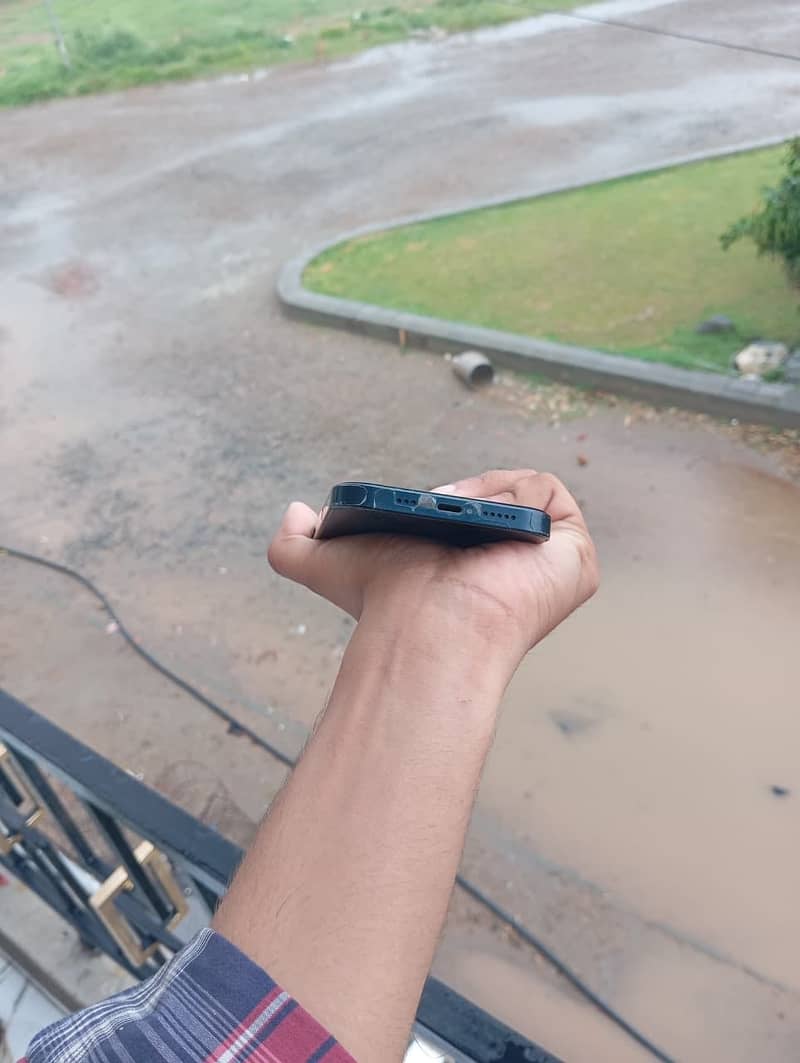 Apple iPhone 13 5
