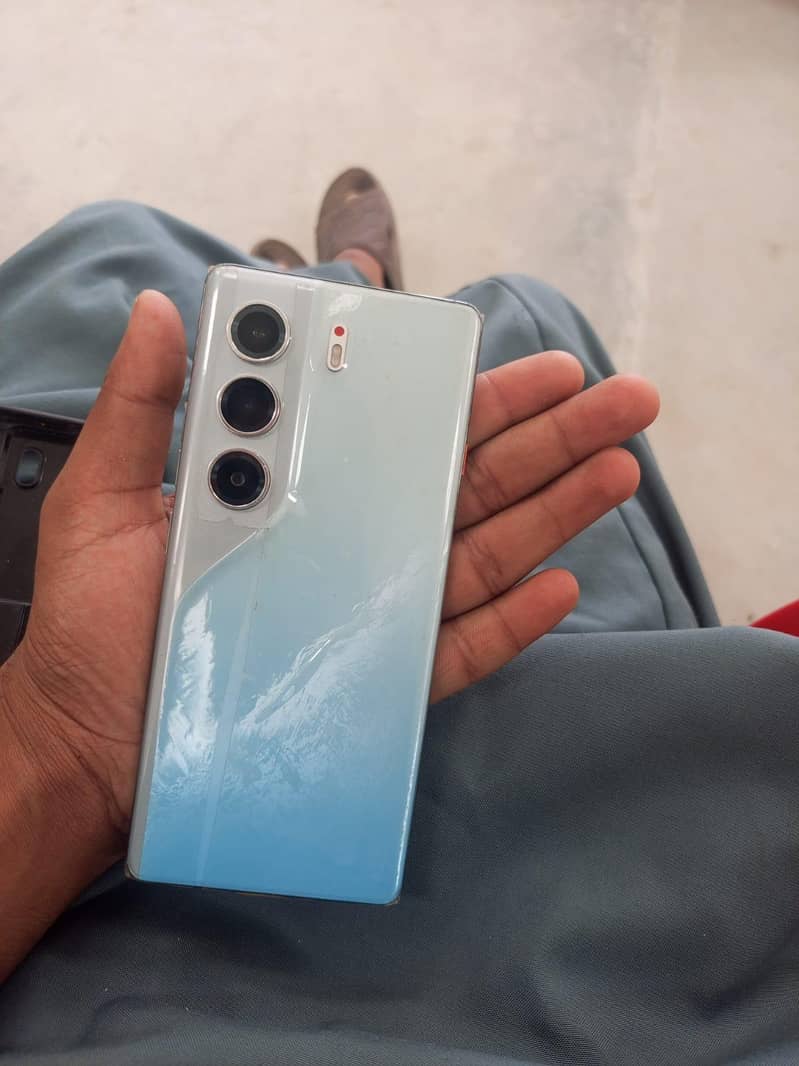 Tecno CAMON 40 Pro 4