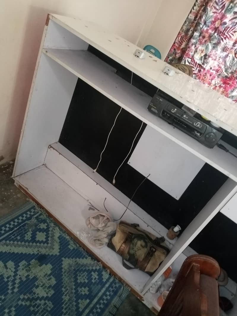 کیش کاؤنٹر ھے مجھے مارچا کرنا ھے کسی شیشے والے موبائل کاؤنٹر سے 1