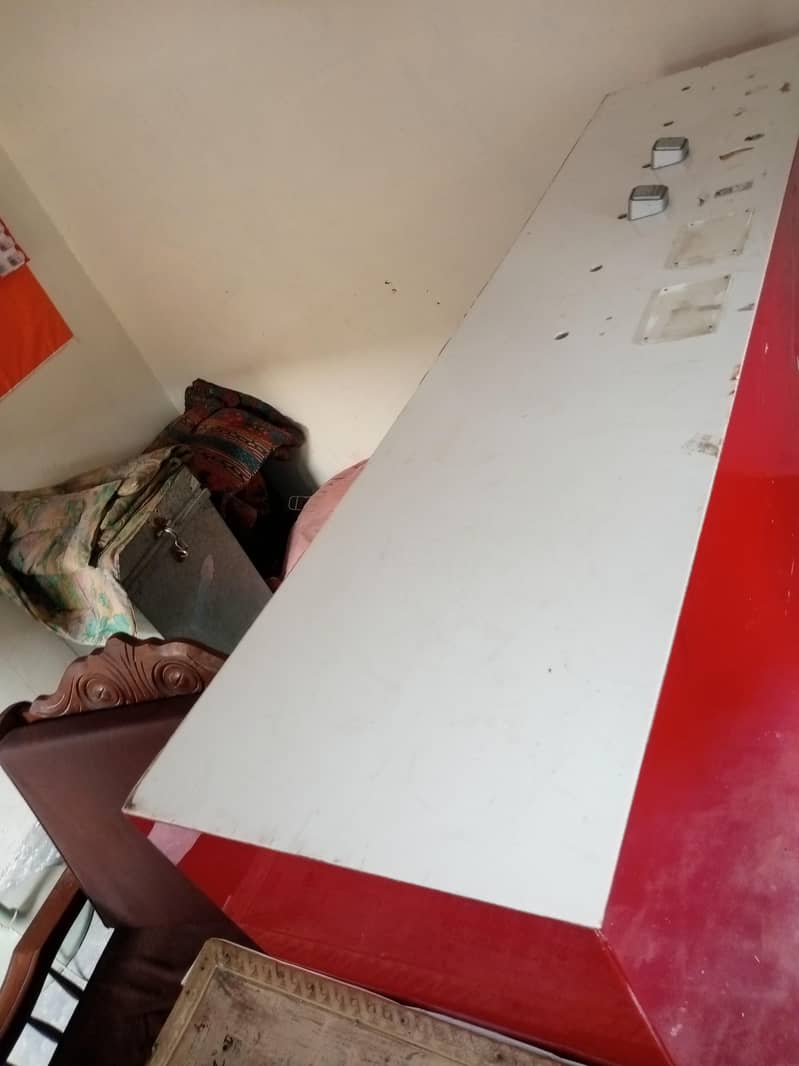 کیش کاؤنٹر ھے مجھے مارچا کرنا ھے کسی شیشے والے موبائل کاؤنٹر سے 2