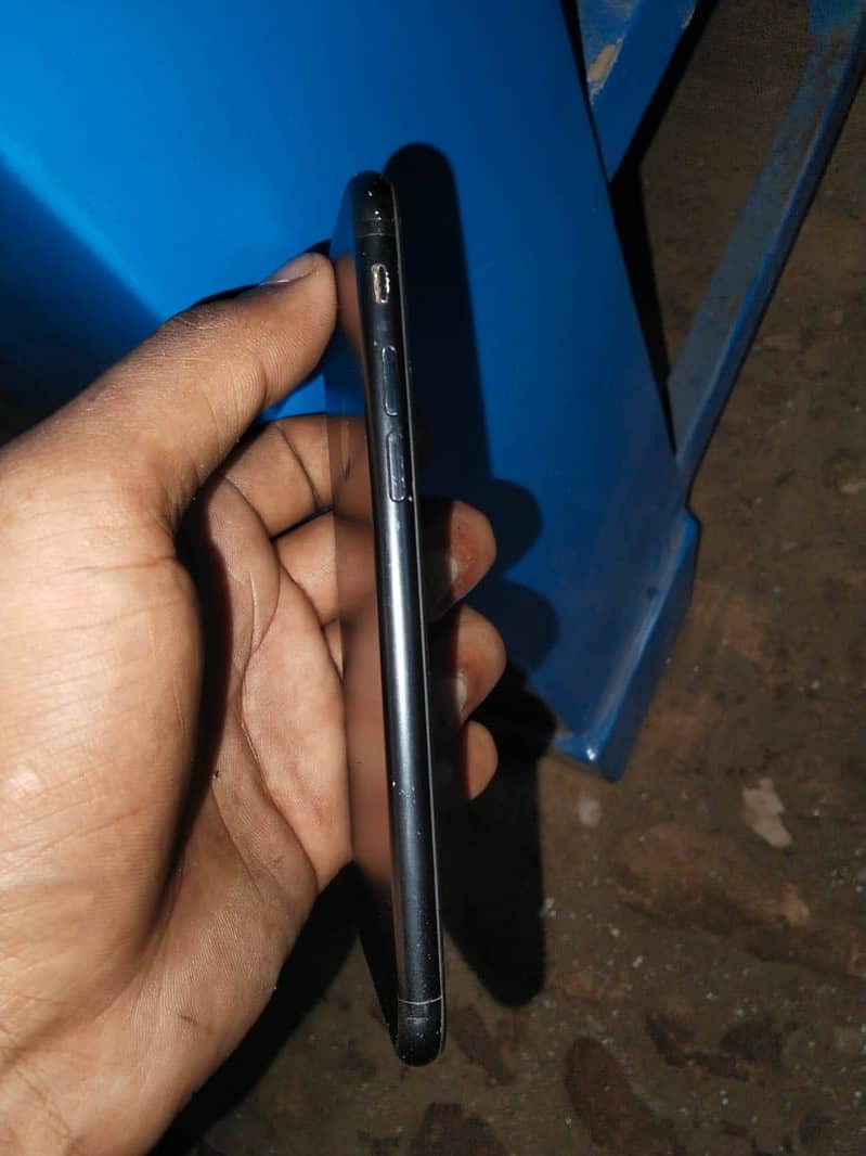 Apple iPhone 7 4