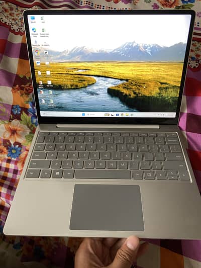 Surface laptop go 2  core i5 11gen