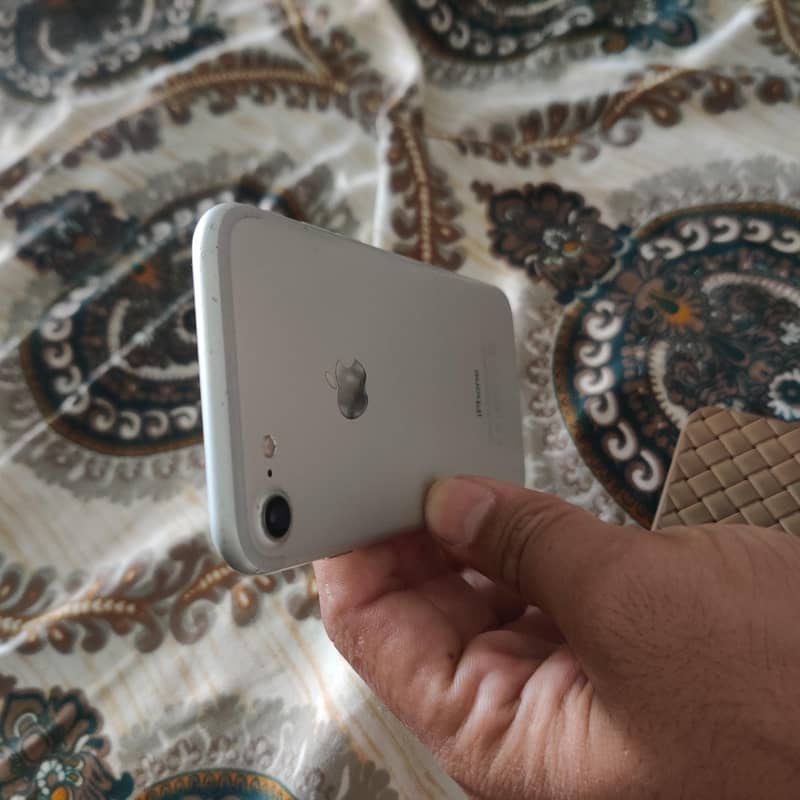 Apple iPhone 7 3