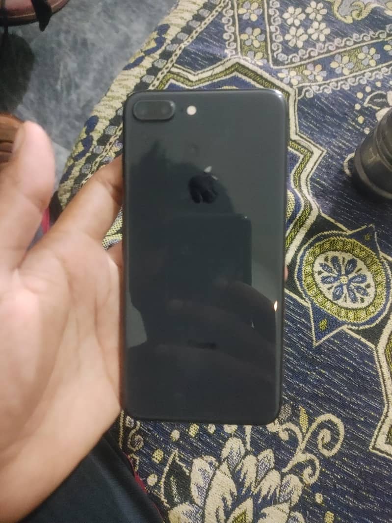 Apple iPhone 8 Plus 1