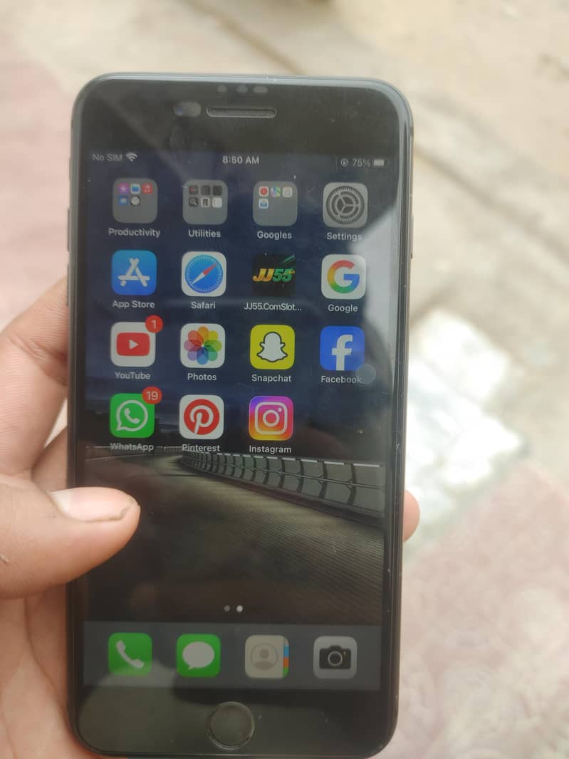 Apple iPhone 8 Plus 3