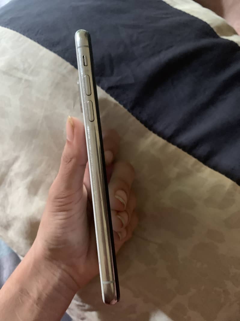 Apple iPhone X 4