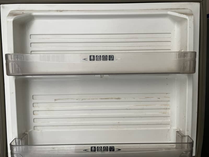 Dawlance medium refrigerator in good condition 3