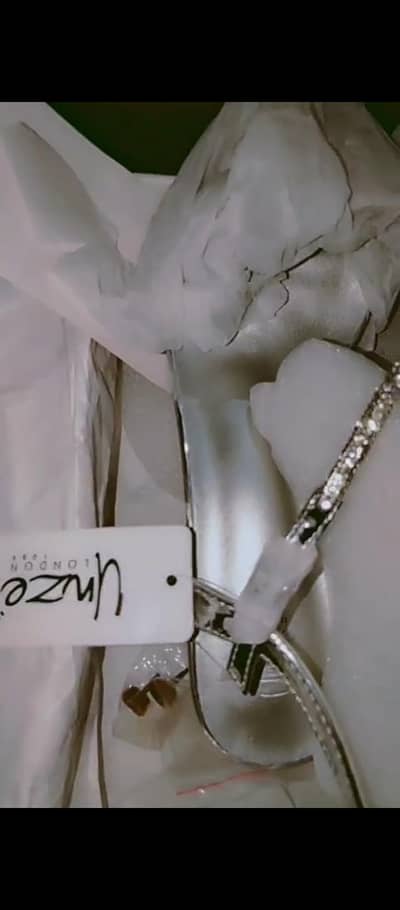 unze brande new sandel size 11